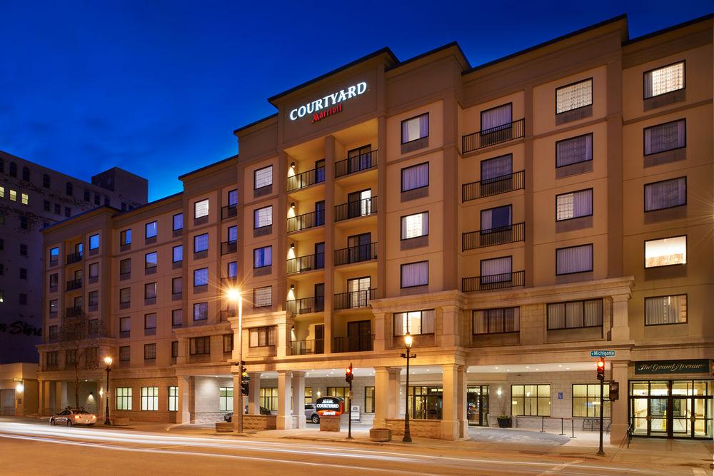 Courtyard Milwaukee Downtown Hotel Exterior photo