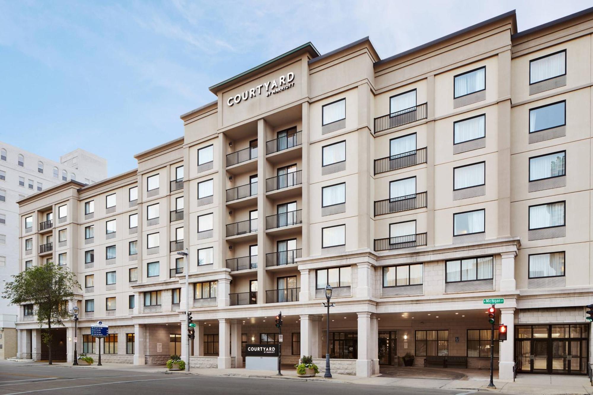 Courtyard Milwaukee Downtown Hotel Exterior photo