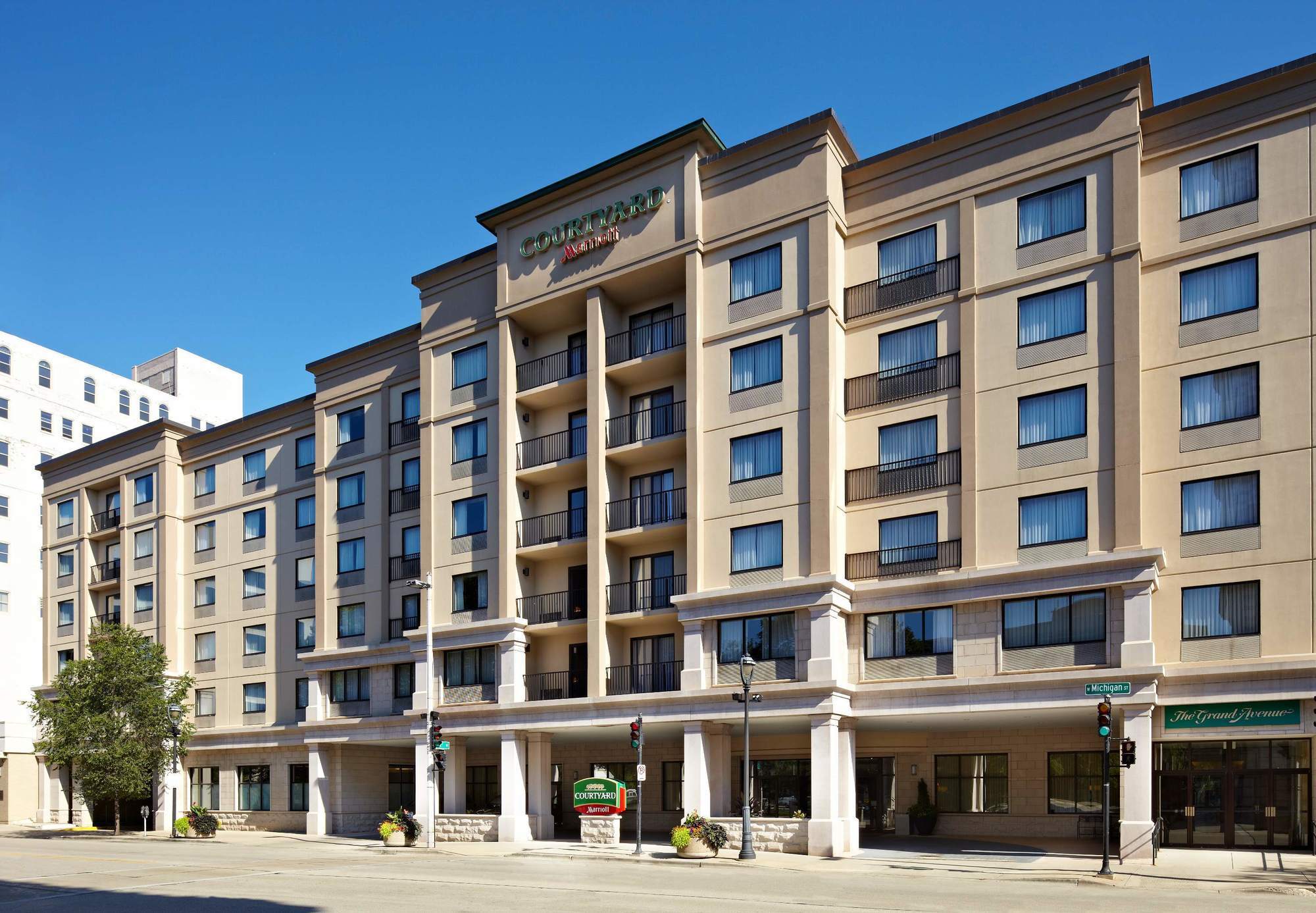 Courtyard Milwaukee Downtown Hotel Exterior photo
