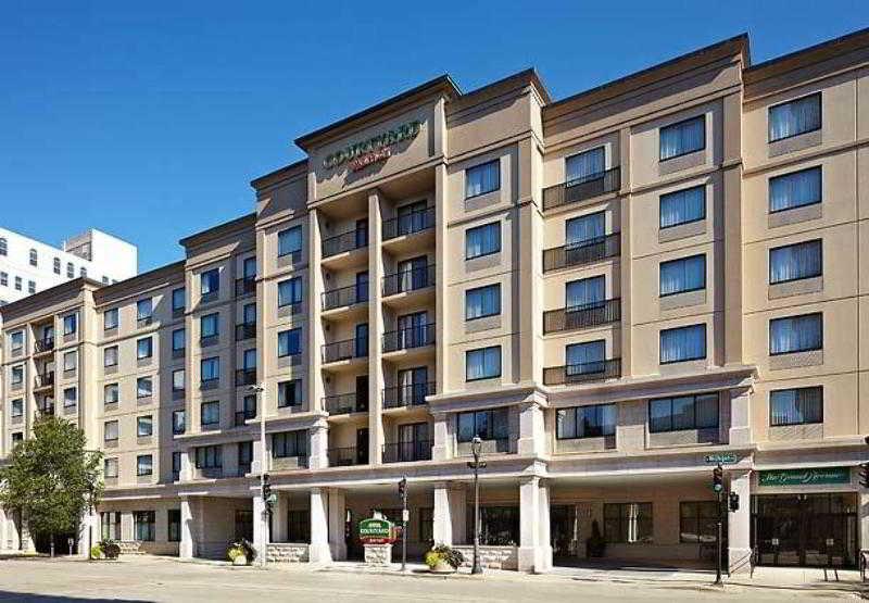 Courtyard Milwaukee Downtown Hotel Exterior photo