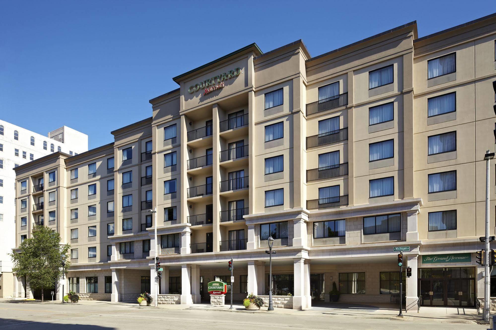 Courtyard Milwaukee Downtown Hotel Exterior photo